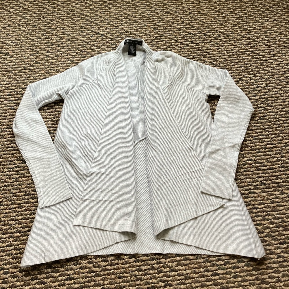 Design History women fly away lightweight sweater size small color soft gray